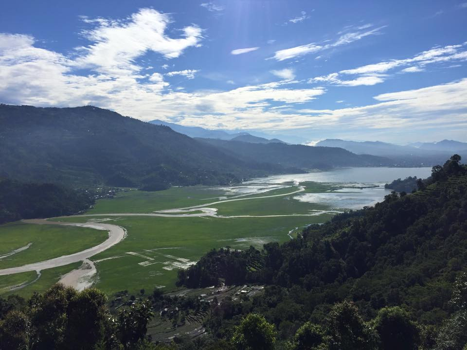  फेवातालको मुहान हर्पन खोलातर्फबाट पुरिँदै गएको फेवाताल। तस्बिर : युवराज श्रेष्ठ